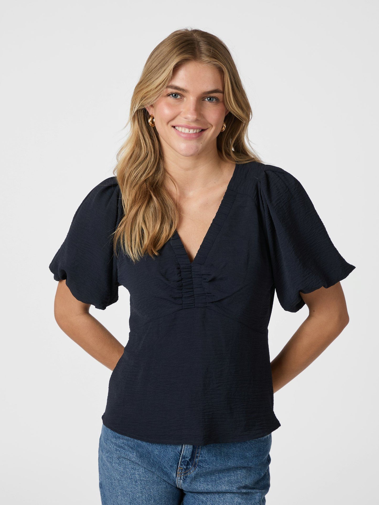 Neo Noir Blus Irina Structure