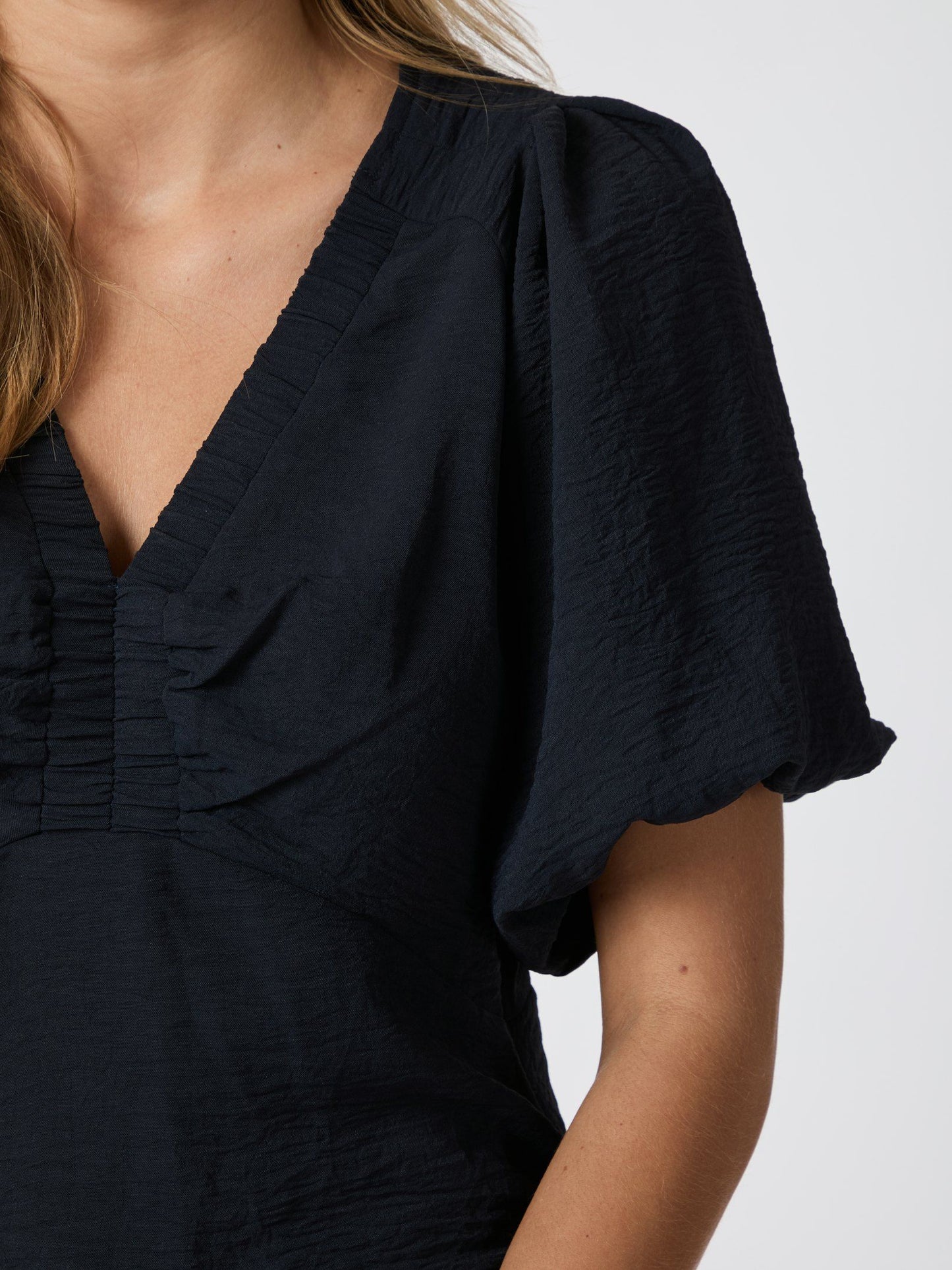 Neo Noir Blus Irina Structure