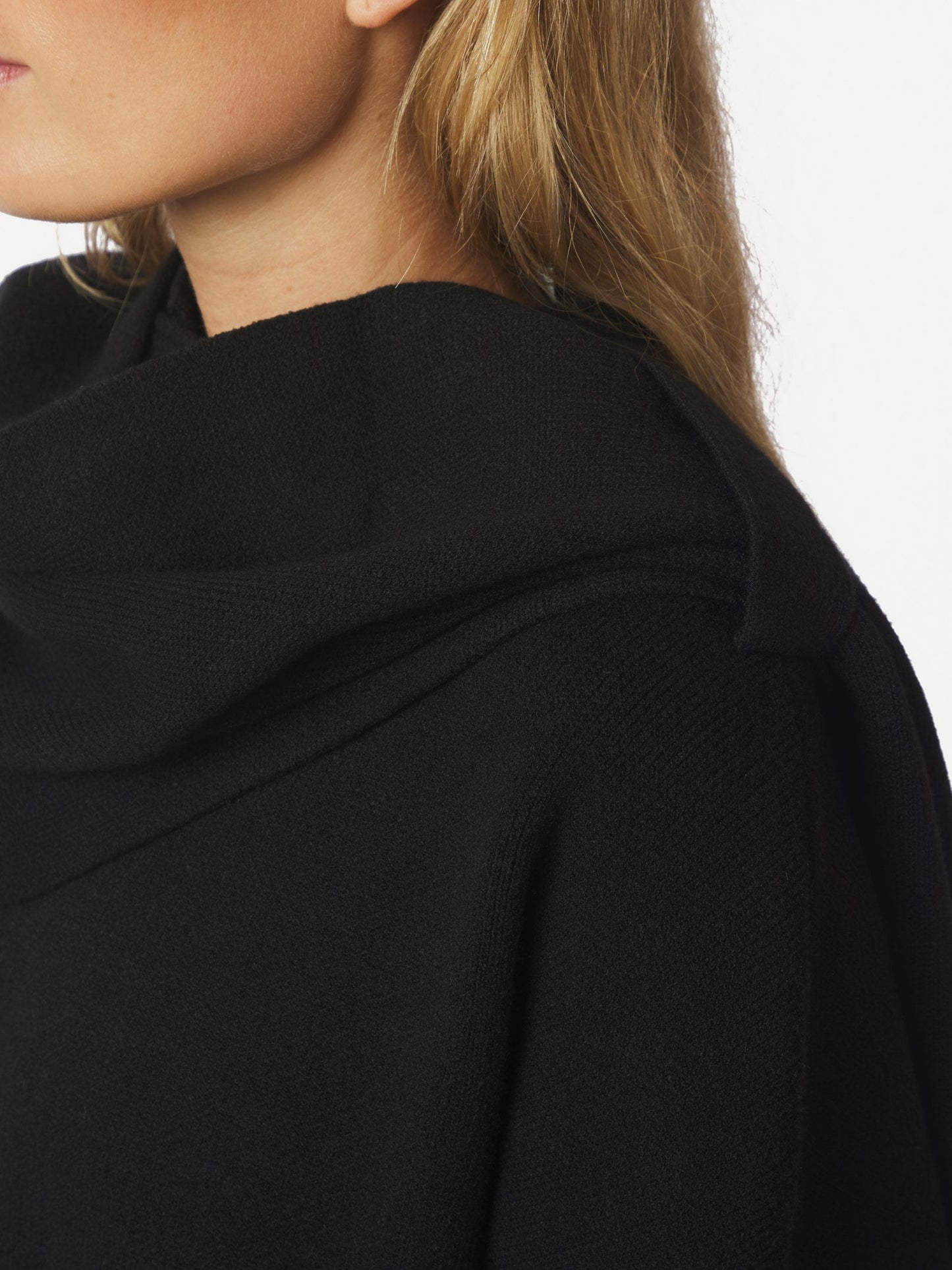 Neo Noir Kofta Wals Knit Scarf