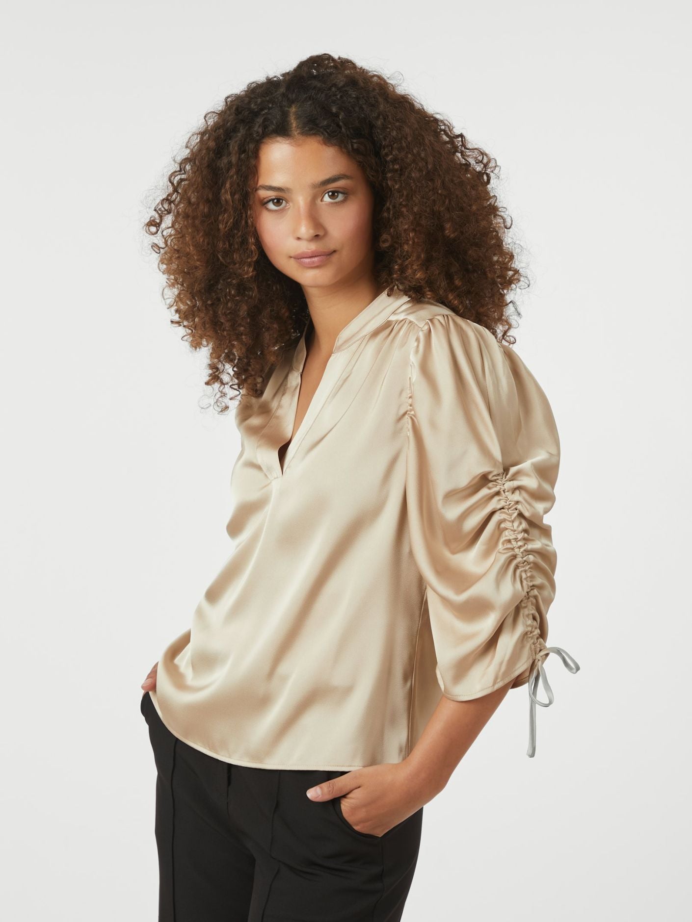 Neo Noir Blus Alvira Drapy Satin