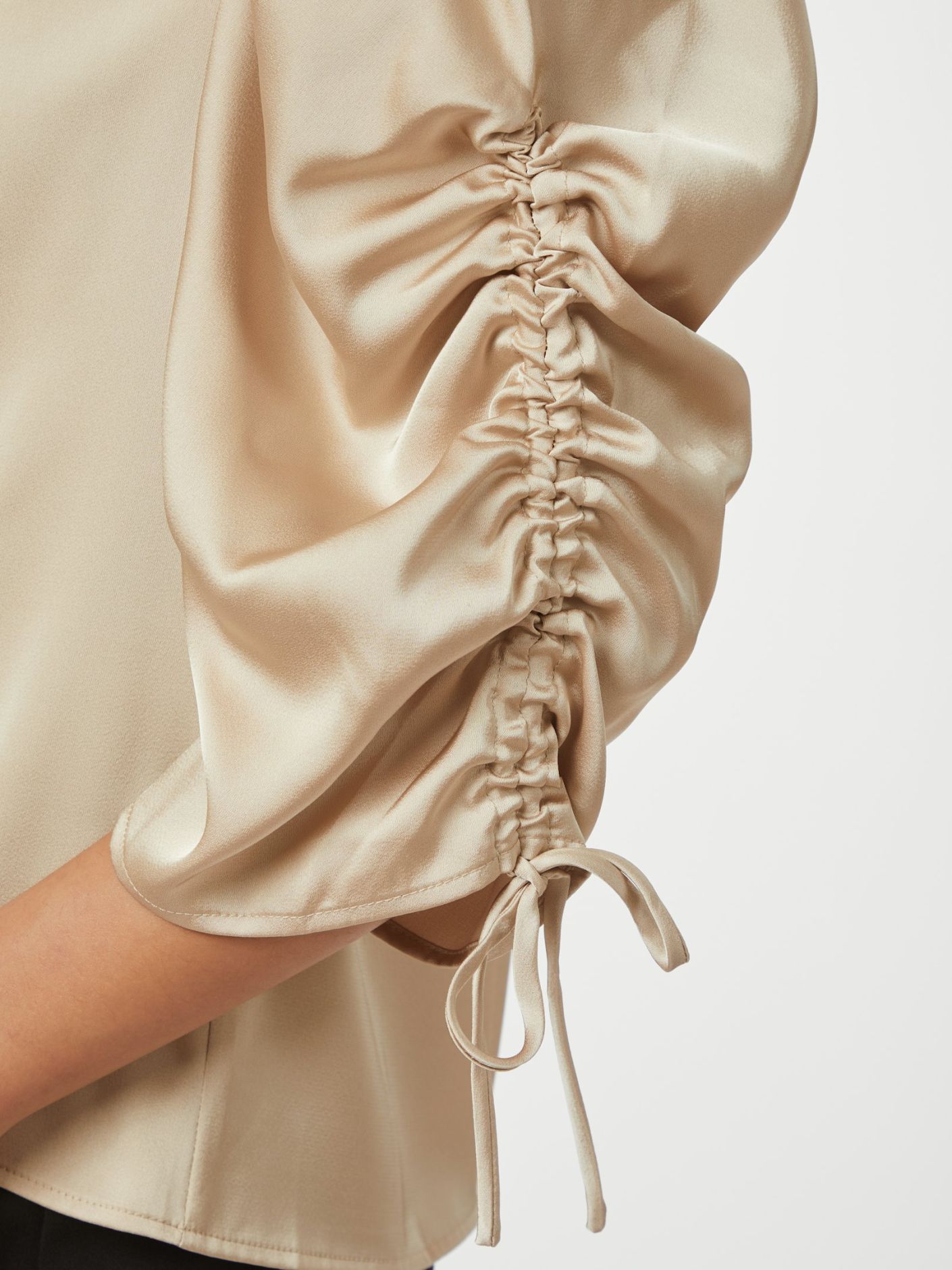 Neo Noir Blus Alvira Drapy Satin