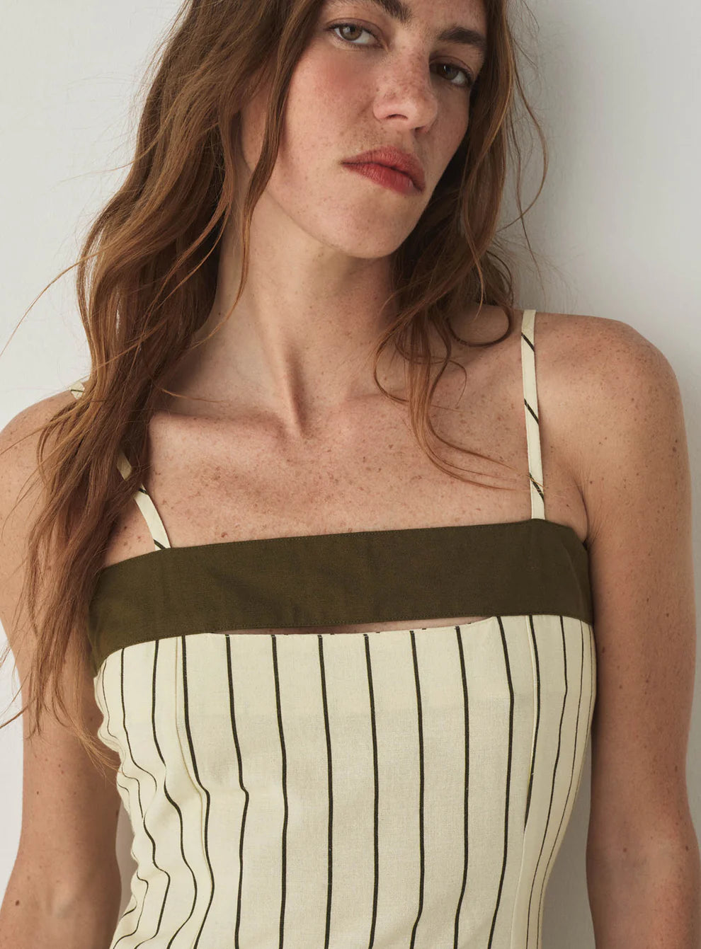 Laagam Klänning Breeze Kakhi Asymmetric Midi