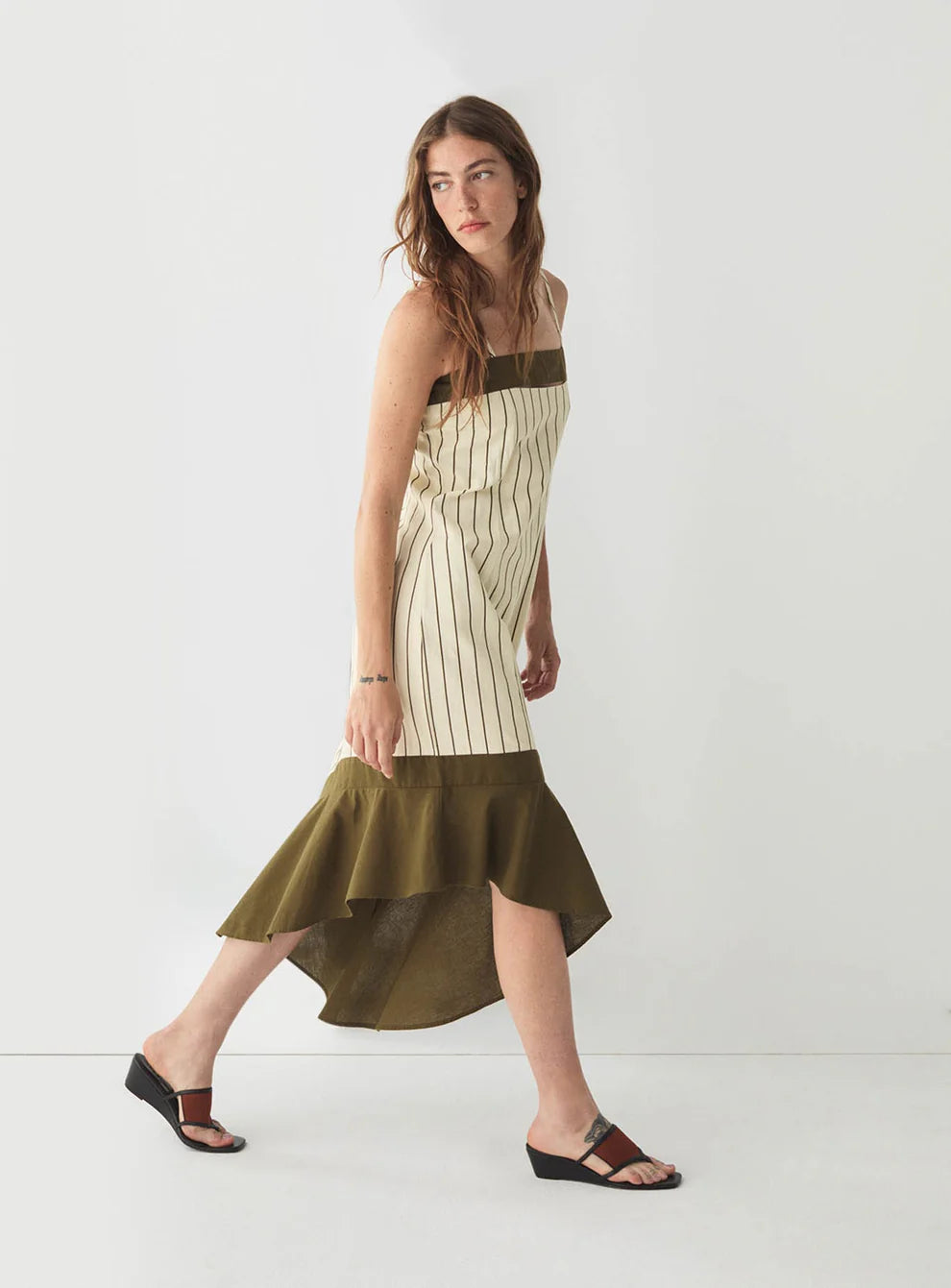 Laagam Klänning Breeze Kakhi Asymmetric Midi