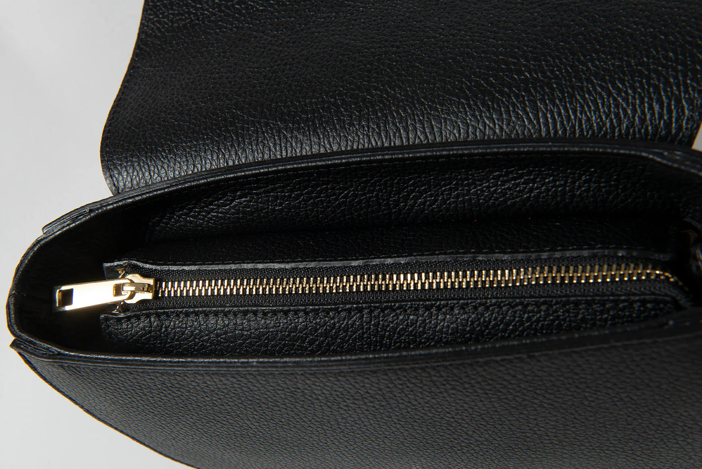 By Axel Väska Belotti 808